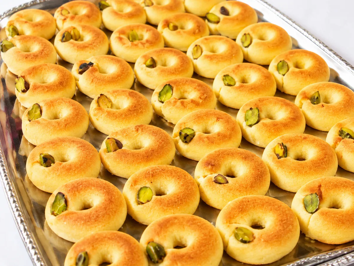 غريبه محمره
